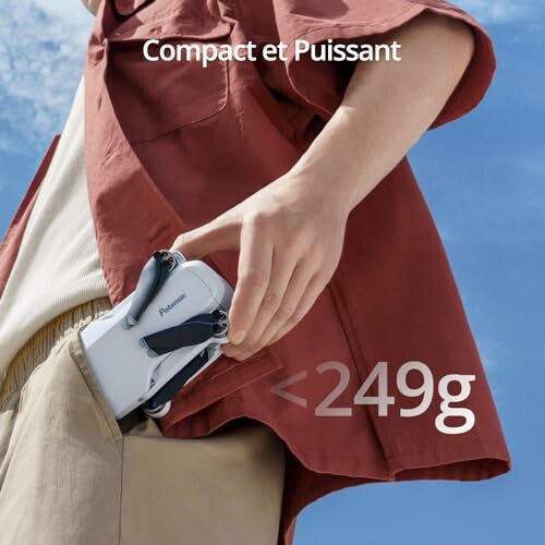 Personne mettant un drone compact dans sa poche.