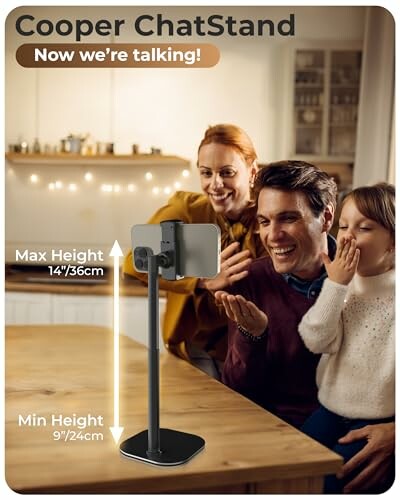 Famille utilisant un support de tablette pour un appel vidéo