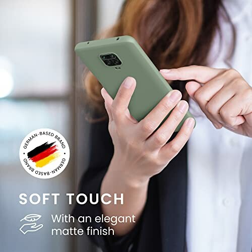 Personne utilisant un téléphone avec une coque mate élégante.