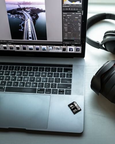 Ordinateur portable avec logiciel de retouche photo, casque et cartes SD.