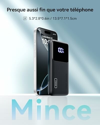 Batterie externe mince à côté d'un smartphone.