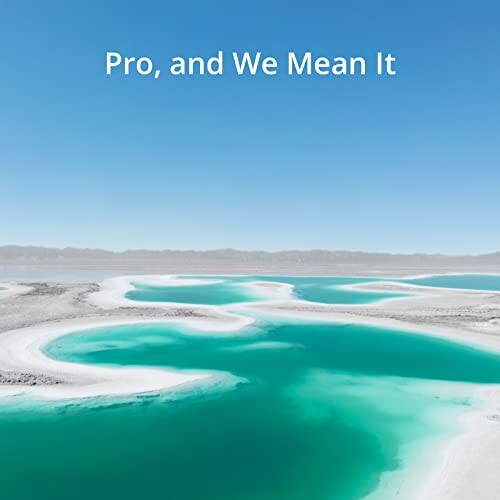 Paysage de lac turquoise dans le désert avec ciel bleu clair.